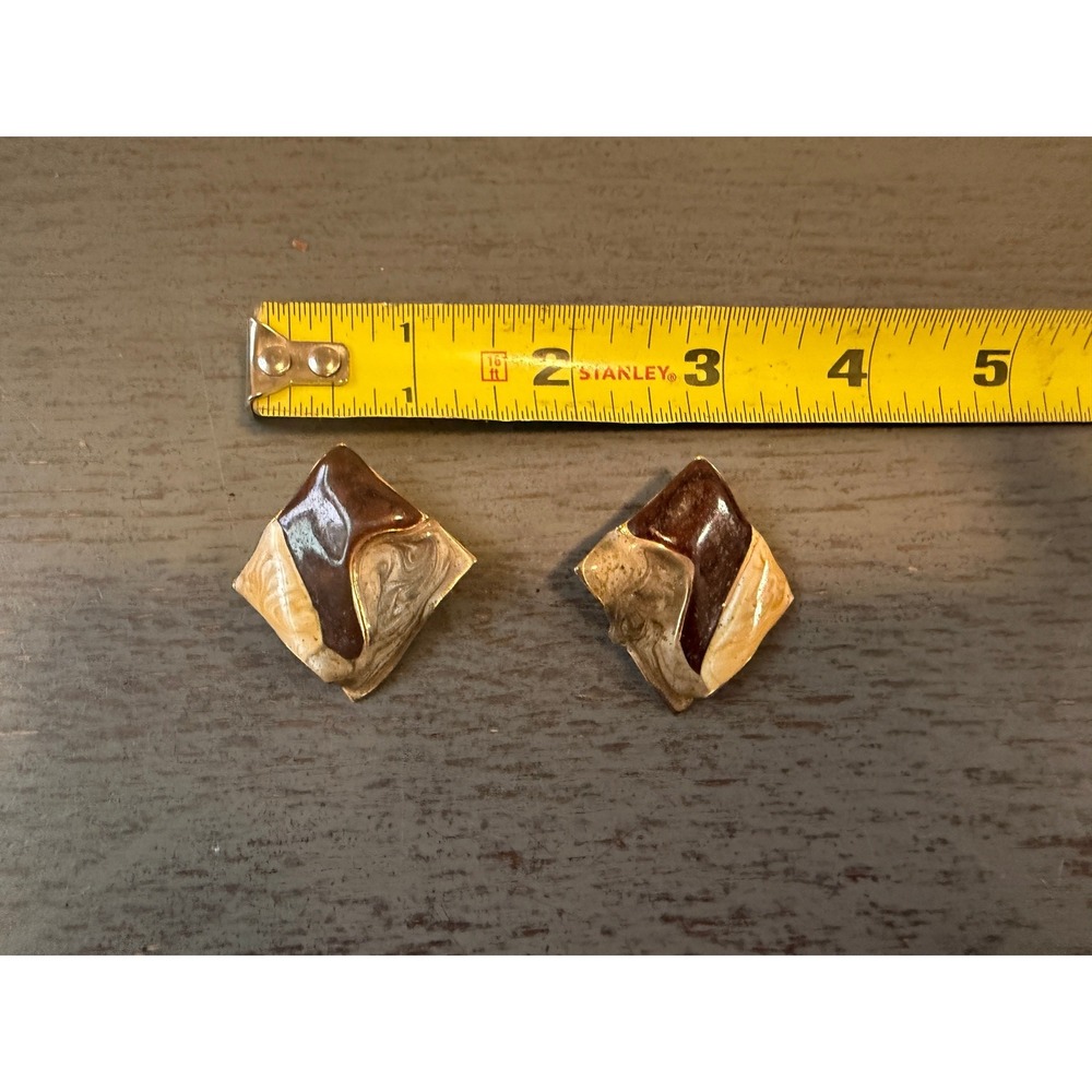 Vintage Marbled Enamel Diamond Shaped Stud Earrings Gold Tone Brown Cream 1 Inch